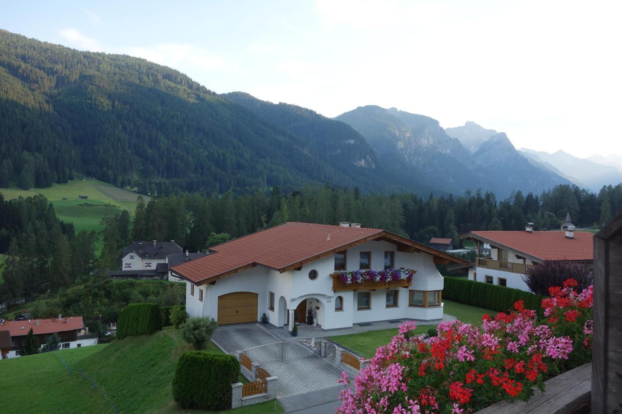 Alpen Gasthof Apartments Hohe Burg Trins Esterno foto